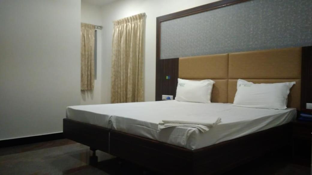 Famous Residency Hotel Tiruchirappalli Buitenkant foto