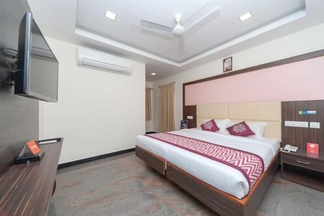 Famous Residency Hotel Tiruchirappalli Buitenkant foto