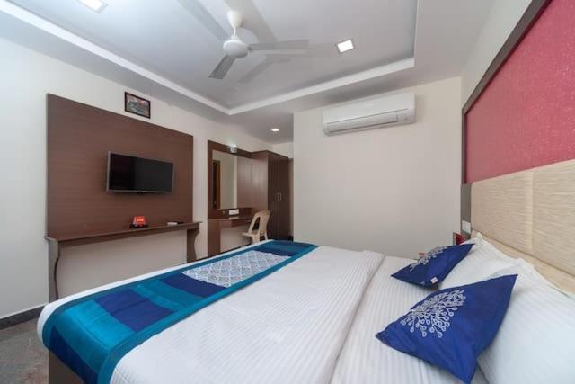 Famous Residency Hotel Tiruchirappalli Buitenkant foto
